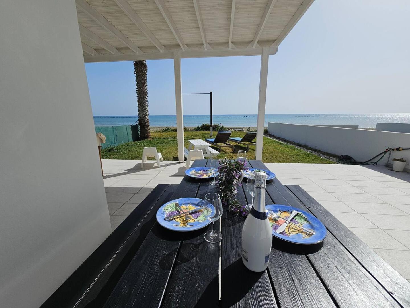 Ammos Beachfront Villa Paradise Larnaca Bagian luar foto